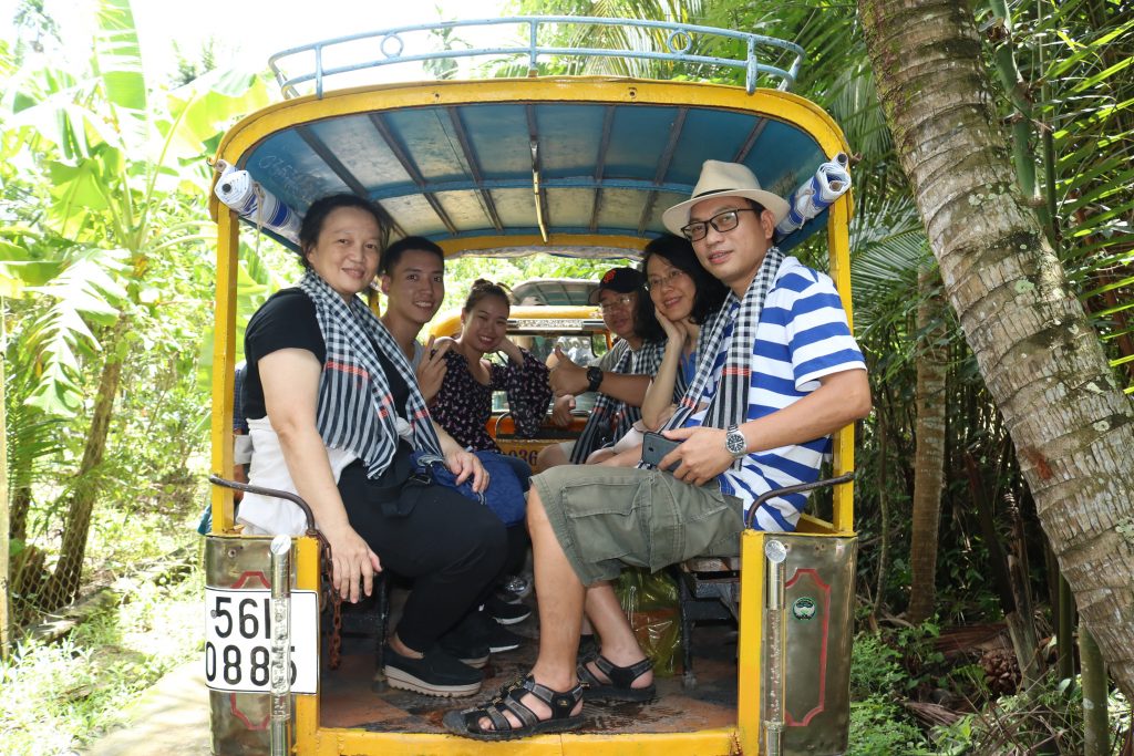 Drive-around-the-village-roads-by-Xe-Loi