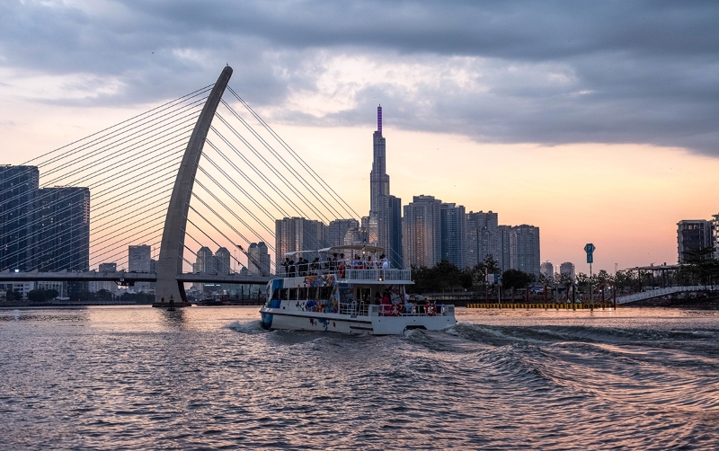 Saigon-Sunset-Cruise-2