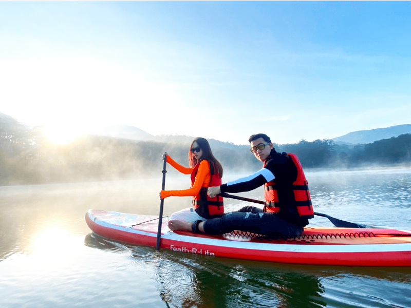 kayak-experience-on-tuyen-lam-lake