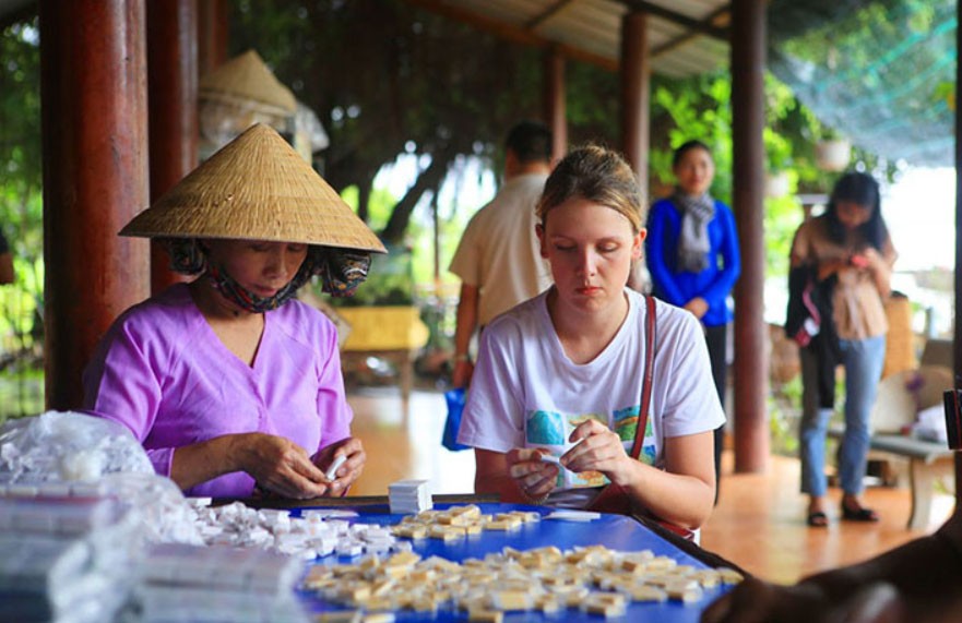 the-locals-make-coconut-fudges-and-crispy-rice-popcorn